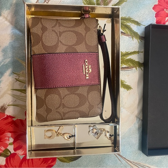Coach Handbags - NWT Coach Hand Purse